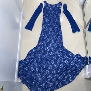 Lace Mermaid style gown size 4 Diane Von Furstenbetg with attachable sleeves
